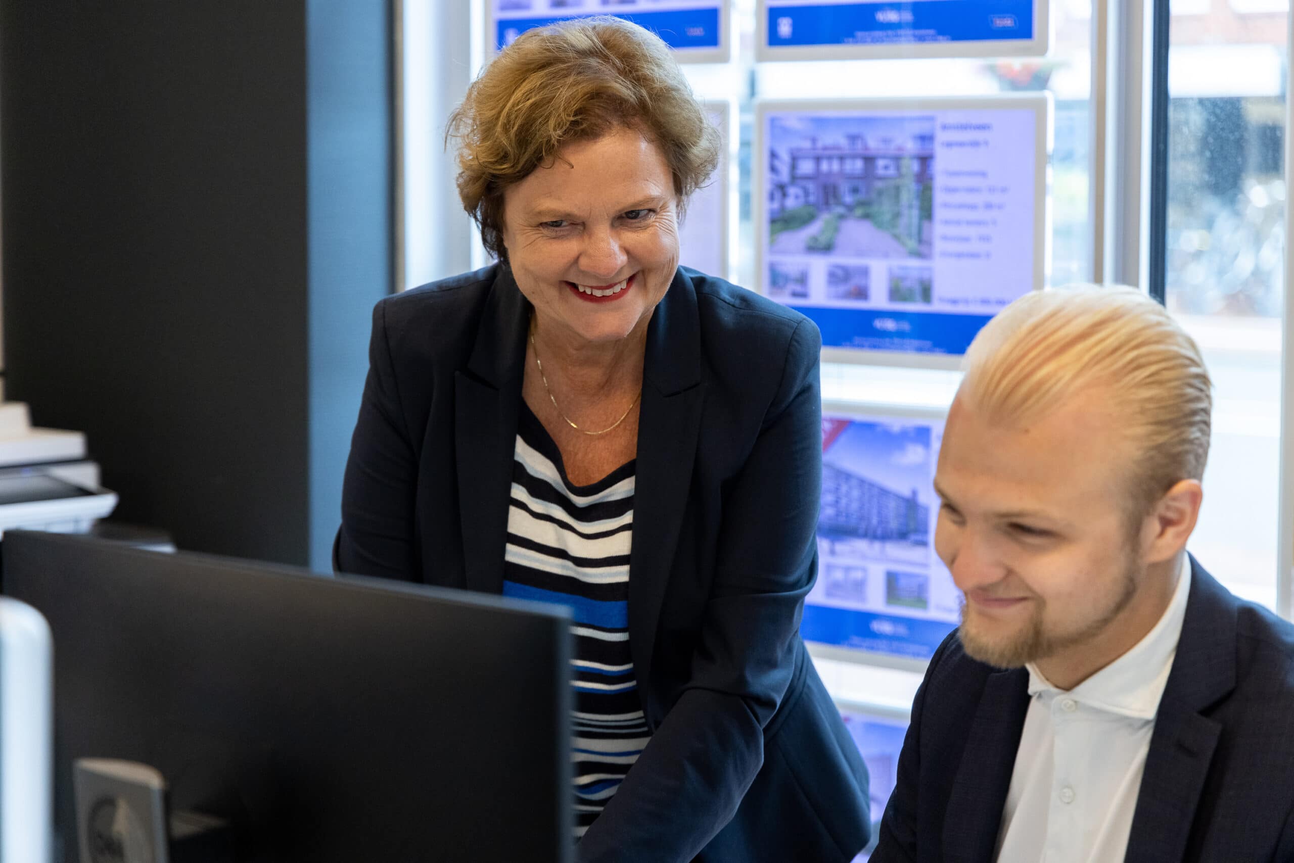 Makelaar Amstelveen achter computer