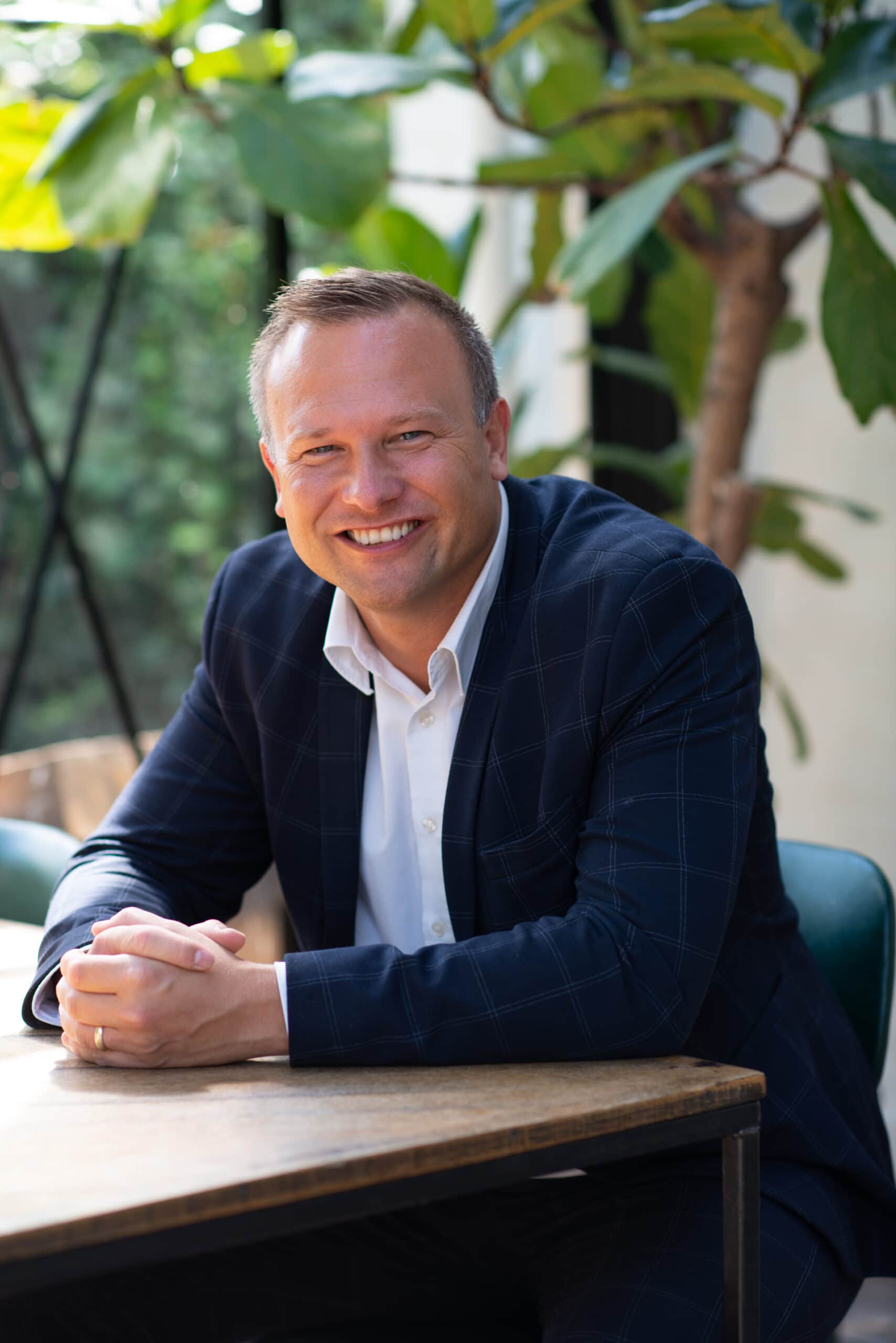 Alex Zorner aan tafel