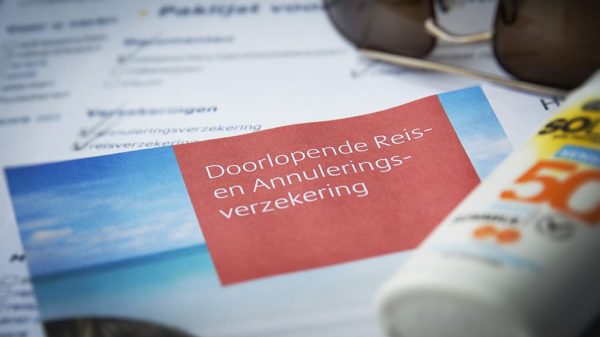 2013-06-10 00:00:00 DEN HAAG - Reisverzekering, annuleringsverzekering, paklijst, zonnebrand en een zonnebril voor vertrek naar de vakantiebestemming. ANP  XTRA LEX VAN LIESHOUT